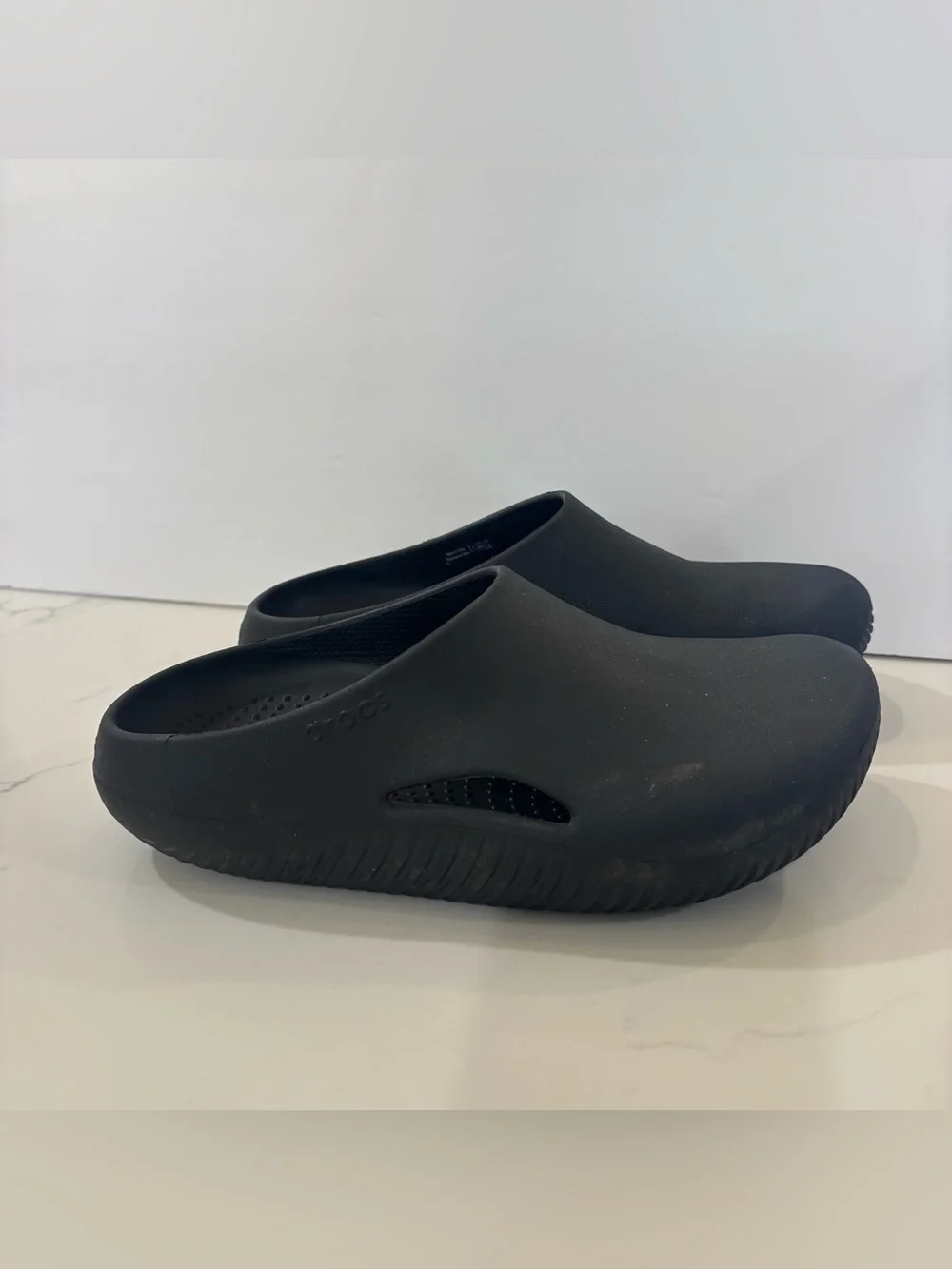Black Crocs Unisex-Adult Mellow Clogs Men’s 7/ women’s 9